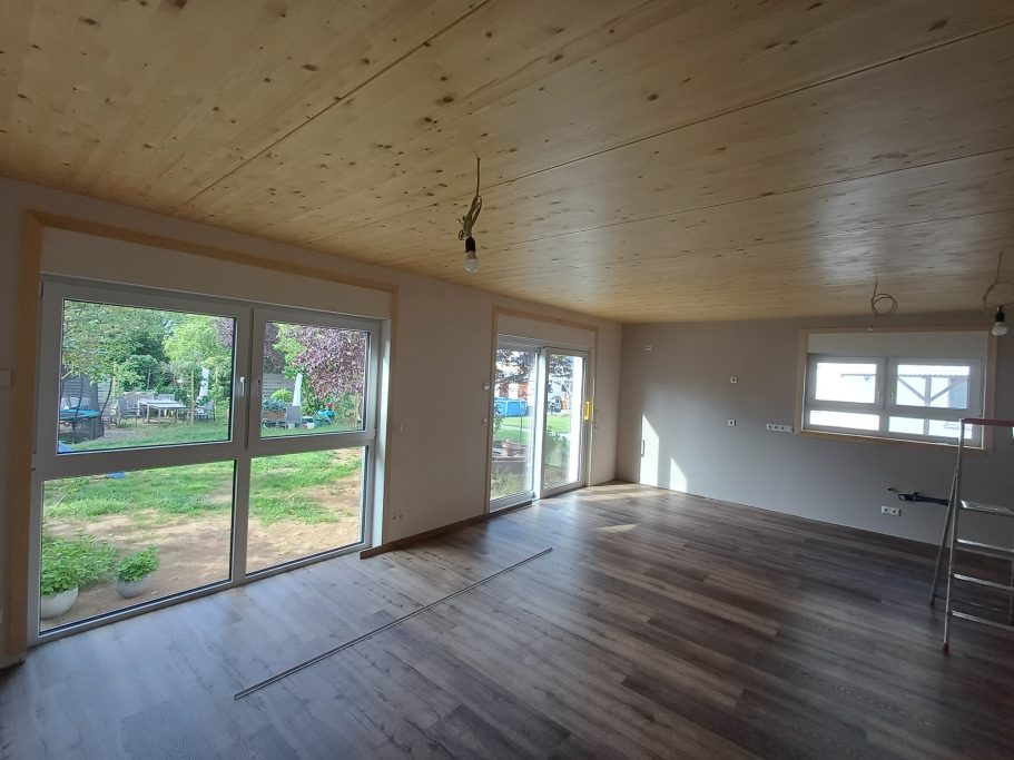 Erdgeschoss Anbau mit sichtbarer Holzdecke